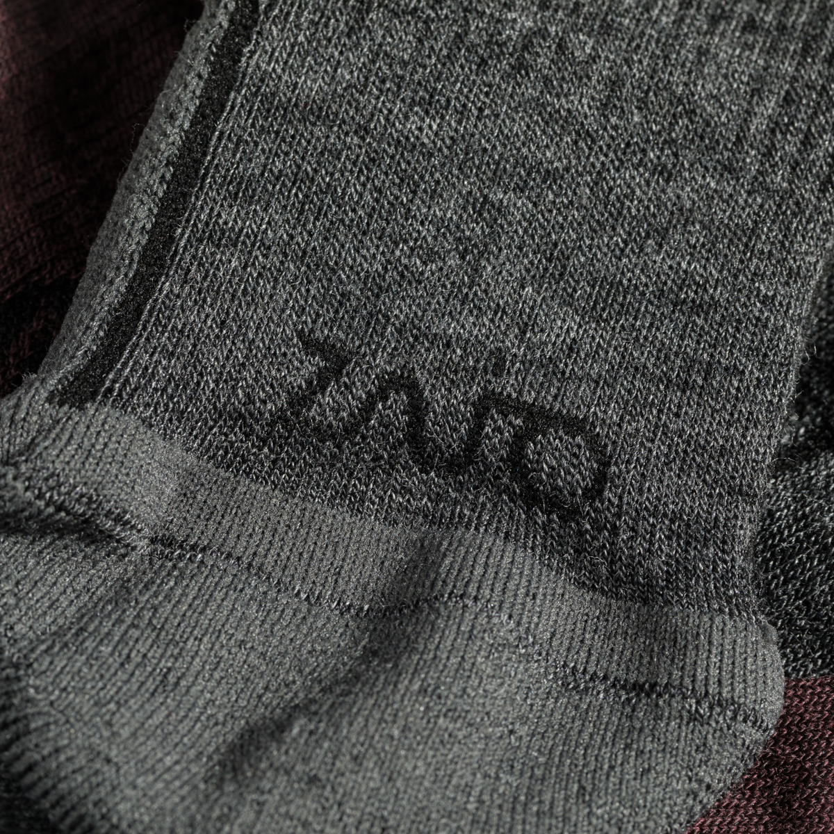 Hejma, calze medie in lana merino, colore Decadent Red