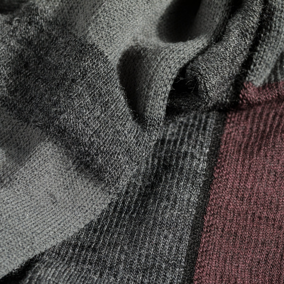 Hejma, calze medie in lana merino, colore Decadent Red